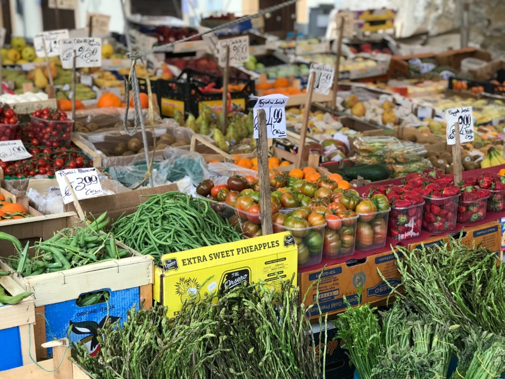 tomatoes green beans kiwi strawberries asparagus at f armers market